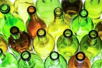 Primo piano di bottiglie di vetro colorato retroilluminato su sfondo bianco; Calgary, Alberta, Canada — Foto stock