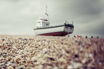 Surface level of sandy beach and boat over it during daytime — Stock Photo