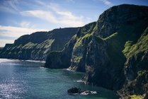 Schroffe Klippen entlang der Küste von Nordirland; ballintoy, irland — Stockfoto