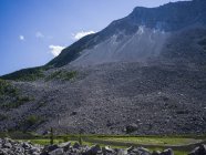 Гірський схил з невеликим потоком води пішки — стокове фото