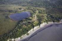 Vista aerea di Stone Step Lake, Development Beach e Kachemak Bay; Homer, Alaska, Stati Uniti d'America — Foto stock