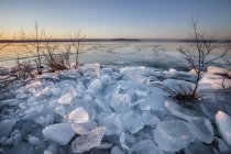 Blocchi di ghiaccio sul lago superiore; Thunder Bay, Ontario, Canada — Foto stock