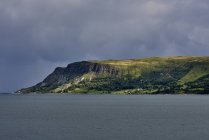 Green Cliffs Along the Atlantic Coast; Ирландия — стоковое фото