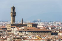Blick auf den alten Palast (auch als Palazzo Vecchio bekannt) und das historische Zentrum von Florenz; Florenz, Toskana, Italien — Stockfoto