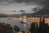 Luces que iluminan el paisaje urbano a lo largo del Mediterráneo; Menton, Costa Azul, Francia - foto de stock