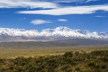 Os Andes cobertos de neve com o deserto em primeiro plano; Tunuyan, Mendoza, Argentina — Fotografia de Stock