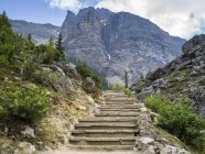 Escadas antigas em montanhas com picos no fundo durante o dia — Fotografia de Stock