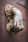 Alter Türklopfer an die Tür eines alten Londoner Hauses; london, england — Stockfoto