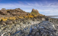 Vista della costa rocciosa contro l'acqua durante il giorno — Foto stock