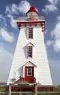 Маяк с низким углом обзора; Остров Принца Эдуарда, Канада — стоковое фото