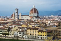 Blick auf die Kathedrale der Heiligen Maria von der Blume, die Hauptkirche von Florenz; Florenz, Toskana, Italien — Stockfoto