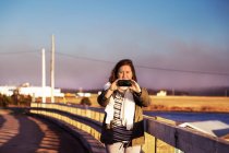Eine Frau steht und macht ein Foto mit ihrer Smartphone-Kamera; Prince Edward Island, Kanada — Stockfoto