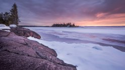 Ghiaccio e neve sul lago Superiore; Thunder Bay, Ontario, Canada — Foto stock