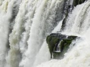 Fluxo de água forte de cachoeira e rochas no penhasco — Fotografia de Stock