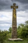 Northumberland Cross en Jarrow Hall, diseñado y tallado por Keith Ashford (1996-7), inspirado en cruces de piedra del siglo VIII que se encuentran en Northumberland; Jarrow, South Tyneside, Inglaterra - foto de stock