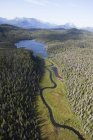 Lac et rivière dans le lac et la péninsule Borough, Aléoutienne Range dans le lointain ; Alaska, États-Unis d'Amérique — Photo de stock