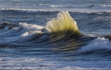 Wellen im Meerwasser am Tag gegen die Küste — Stockfoto