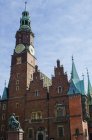 El antiguo ayuntamiento con monumento a Aleksander Fredro; Wroclaw, Baja Silesia, Polonia - foto de stock