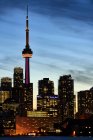 Skyline di Toronto e Cn Tower illuminato al tramonto; Toronto, Ontario, Canada — Foto stock
