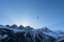 Gleitschirmfliegen über einer zerklüfteten Bergkette; Chamonix, Frankreich — Stockfoto