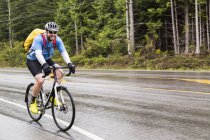 Frontansicht des Radfahrers, der durch den Pazifik-Nationalpark fährt; Vancouver, britische Kolumbia, Kanada — Stockfoto