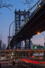 Манхэттенский мост на закате; Нью-Йорк, Нью-Йорк, Соединенные Штаты Америки — стоковое фото