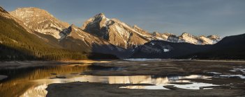 Montanhas e lagos de Alberta; Alberta, Canadá — Fotografia de Stock