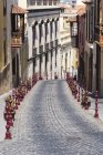 Straße gesäumt von Wohnhäusern und dekorativen roten Pfosten im historischen Teil der Stadt; la oratava, Teneriffa Nord, Kanarische Inseln, Spanien — Stockfoto