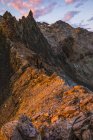 Montagnes rocheuses avec sable et pierres sous un ciel nuageux — Photo de stock