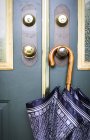 Зонтик, висящий на дверной ручке; Суррей, Британская Колумбия, Канада — стоковое фото
