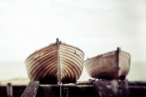 Due barche di legno sedute sulla riva; Inghilterra — Foto stock