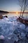 Trozos de hielo en el lago Superior; Thunder Bay, Ontario, Canadá - foto de stock