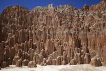 Formação geológica em forma de tubo de órgão dentro do Cathedral Gorge State Park, perto de Panaca, Nevada, no meio do verão, com céu azul; Nevada, Estados Unidos da América — Fotografia de Stock