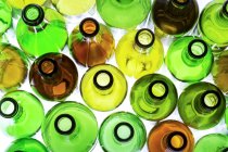 Close-up de garrafas de vidro coloridas retroiluminadas em um fundo branco; Calgary, Alberta, Canadá — Fotografia de Stock
