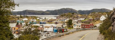 Uma vila piscatória com galpões coloridos e casas ao longo da costa atlântica; Bonavista, Terra Nova, Canadá — Fotografia de Stock