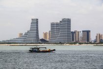 Vista panorámica de la barcaza en el estrecho de Lujiang, Xiamen, Fujian, China - foto de stock