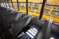 Assentos vazios em um ônibus escolar; Connecticut, Estados Unidos da América — Fotografia de Stock
