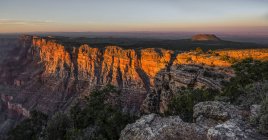 Un vulcano estinto vicino al bordo del Grand Canyon al tramonto; Arizona, Stati Uniti d'America — Foto stock