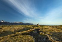Église sur les champs de lave au crépuscule, péninsule Snaefellsnes ; Budir, Islande — Photo de stock