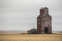 Заброшенный элеватор в сельской местности Саскачеван, Саскачеван, Канада — стоковое фото