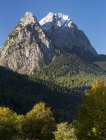 Picos montanhosos robustos com céu azul; Grainau, Baviera, Alemanha — Fotografia de Stock