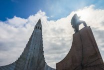 Statue of Leif Eriksson in front of the Hallgrimur church; Reykjavik, Iceland — Stock Photo