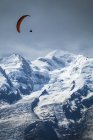 A paraglider flying over Mont Blanc; Chamonix-Mont-Blanc, Haute-Savoie, France — Stock Photo