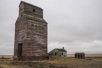 Кинутих зерновий елеватор в сільській Саскачевану; Саскачеван, Канада — стокове фото