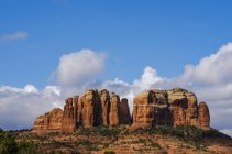 Католический Рок, расположенный в Национальном лесу Коконино; Седона, Аризона, Соединенные Штаты Америки — стоковое фото