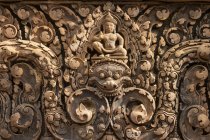 Bajorrelieve de Shiva montado en Kala en Banteay Srei; Angkor, Siem Reap, Camboya - foto de stock