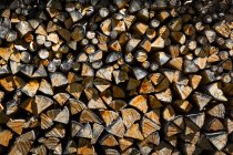 Nahaufnahme von gestapeltem Brennholz im Dorf praz de fort; praz de fort, val ferret, Schweiz — Stockfoto