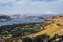 Columbia River vista, with expansive views and the snow-capped Mount Hood in the distance; Maryhill, Washington, United States of America — Stock Photo