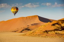 Passeio de balão de ar quente sobre as dunas de areia vermelha de Sossusvlei na Namíbia; Sossusvlei, região de Hardap, Namíbia — Fotografia de Stock