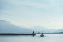 Bateau de pêche quittant le port de Reykjavik par une matinée calme ; Reykjavik, Islande — Photo de stock